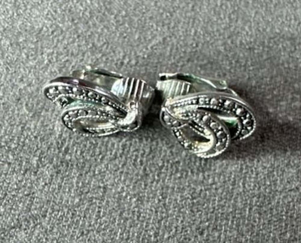 Set of 2 Vintage  Clip On Earrings Silver Tone Gold tone.
